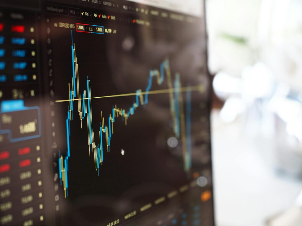 Tela de computador mostrando gráfico de ações empresariais 